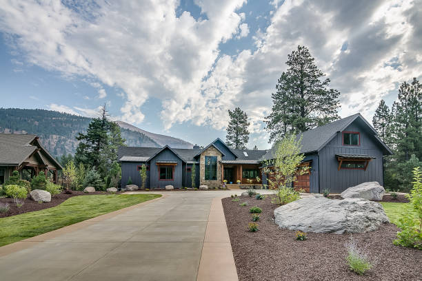 istock Driveway that opens up to full width of house 1368299844