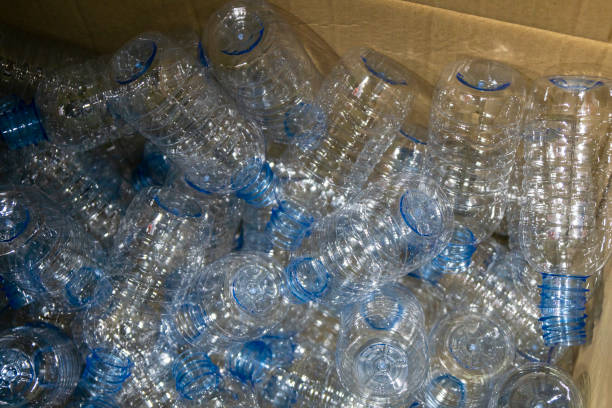 飲料水工場での充填プロセスのための容器箱の中に空のペットボトル。 - bottling plant bottle filling production line ストックフォトと画像