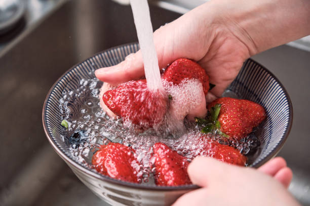 erdbeeren zubereiten - washing fruit preparing food strawberry stock-fotos und bilder