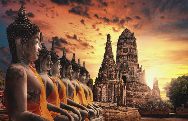 la rovina del tempio buddista antico e della pagoda religiosa nella provincia di ayutthaya, in thailandia - buddha thailand spirituality wisdom foto e immagini stock