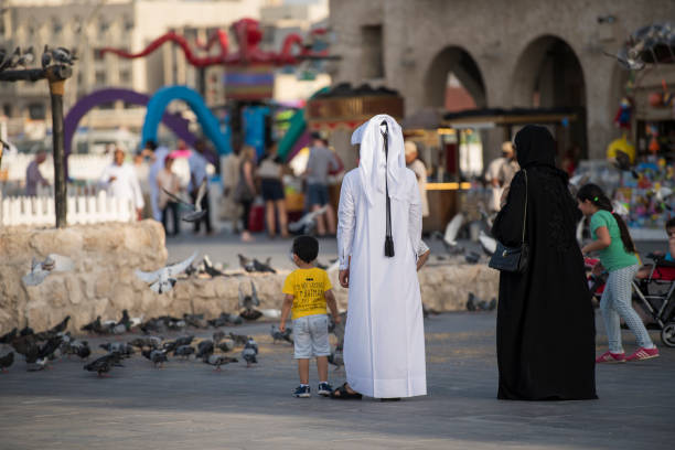 katarska rodzina w tradycyjnym stroju. - qatar doha family arabia zdjęcia i obrazy z banku zdjęć