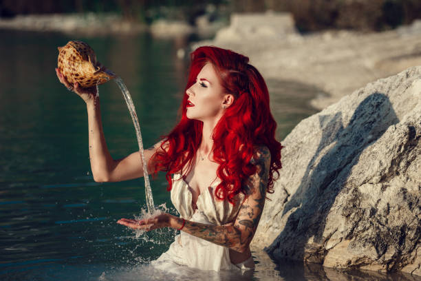 cosplay sur une sirène ariel, femme aux cheveux roux - women nymph hairstyle mythology photos et images de collection