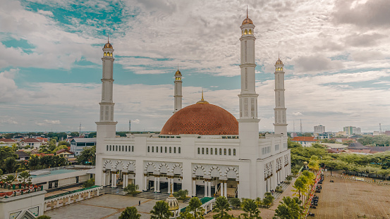 Great Mosque of Mujahideen is the largest mosque in Pontianak. To become the center of da'wah and socialization of Muslims in terms of economics and science.