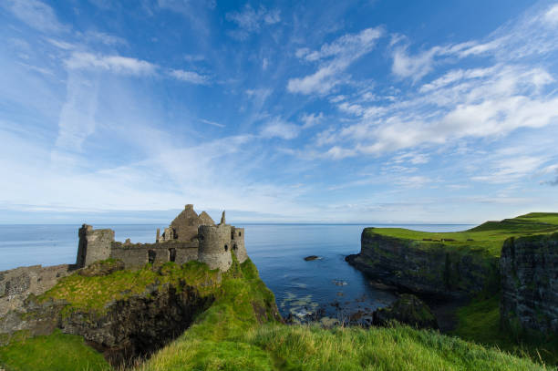 ruines du château de dunluce dans le comté d’antrim, irlande du nord - portrush photos et images de collection