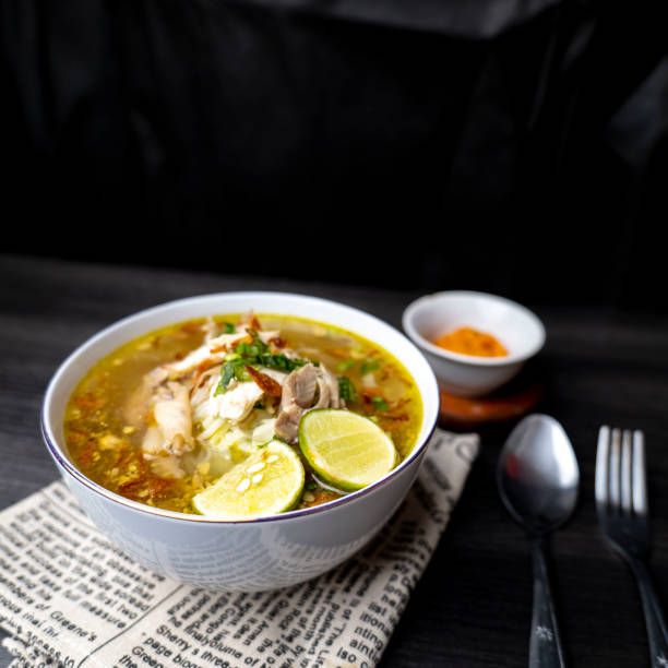 soto ayam es una sopa tradicional indonesia - soto fotografías e imágenes de stock