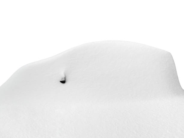 заснеженный автомобиль - изолированный на белом - thick snow стоковые фото и изображения
