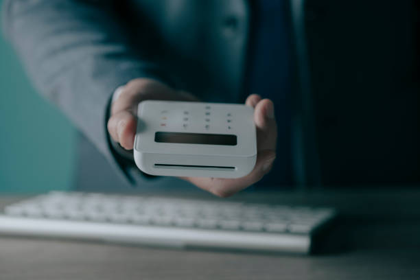 man has a payment terminal in his hand - 5908 imagens e fotografias de stock