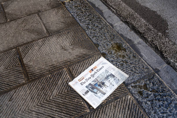 газета new york times, лежащая на тротуаре - tuscany abandoned стоковые фото и изображения