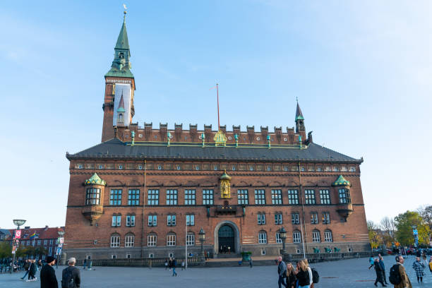 ратуша копенгагена видна с главной городской площади, известной как rådhuspladsen. - copenhagen town hall стоковые фото и изображения