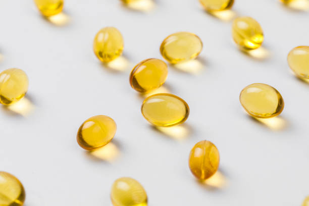 に適した油充填カプセルのクローズアップ:魚油、オメガ3、オメガ6、オメガ9、ビタミンa、ビタミンd、ビタミンd3、ビタミンe - fish oil nutritional supplement vitamin pill vitamin e ストックフォトと画像