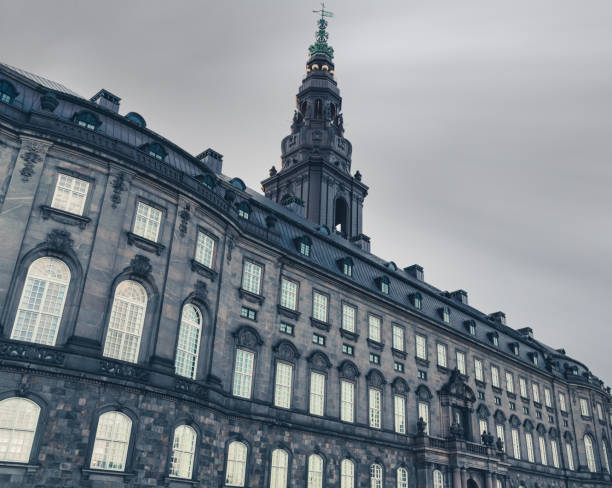 デンマーク議会の本拠地であるクリスチャンズボー城は、灰色と嵐の日に見られます。長時間露光。 - editorial building exterior built structure travel destinations ストックフォトと画像