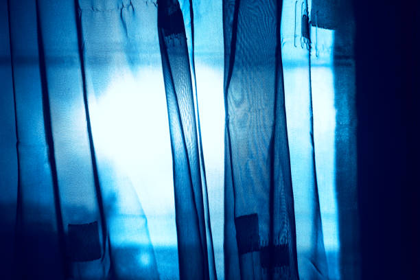 rideaux en lumière bleue - curtain tie photos et images de collection