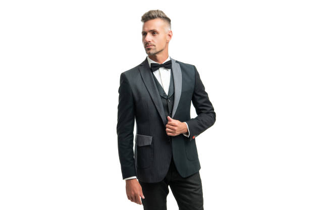 bel homme en costume nœud papillon. homme d’affaires isolé sur blanc. grand patron en tenue de soirée - tenue de soirée photos et images de collection