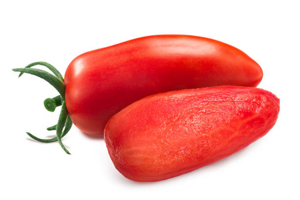 皮をむいた全フィンガートマト(ナポリまたはサンマルツァーノ)分離 - san marzano tomato ストックフォトと画像