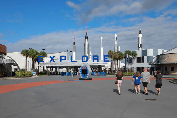 familie betritt cape canaveral - nasa stock-fotos und bilder