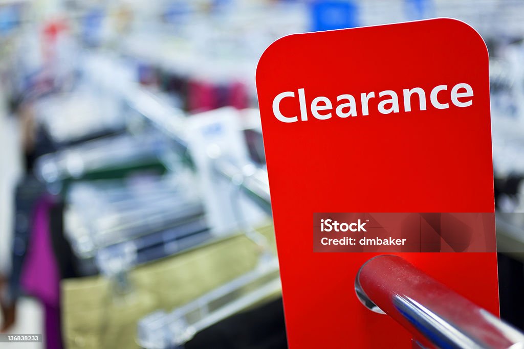 Clearance di vendita su rotaia nel negozio di abbigliamento - Foto stock royalty-free di Abbigliamento