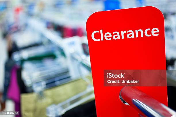 Clearance Di Vendita Su Rotaia Nel Negozio Di Abbigliamento - Fotografie stock e altre immagini di Abbigliamento