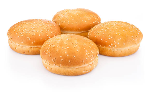 cuatro bollos de hamburguesa con sésamo aislado sobre fondo blanco - medianoche fotografías e imágenes de stock