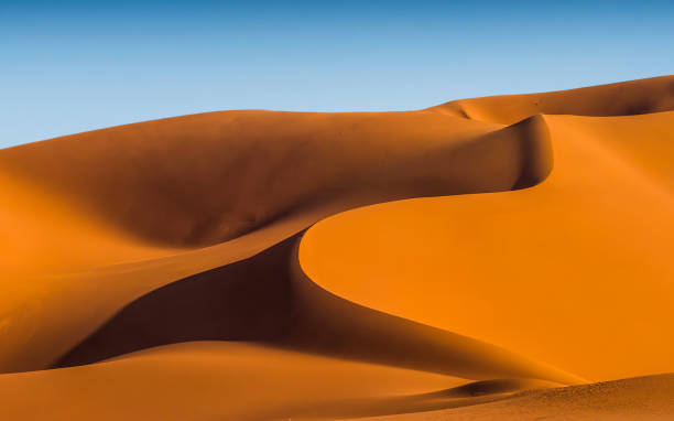 sanddünen in der sahara - africa sunset desert landscape stock-fotos und bilder