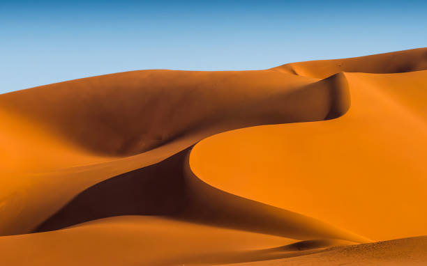 песчаные дюны в пустыне сахара - sahara desert стоковые фото и изображения