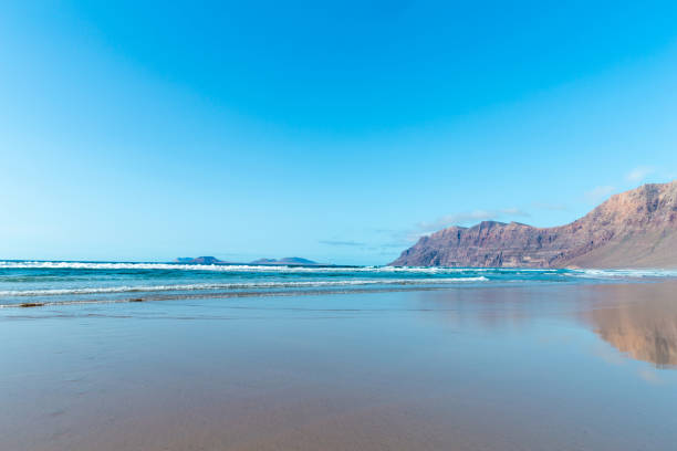 blick auf den strand von caleta de famara, lanzarote. - famara stock-fotos und bilder