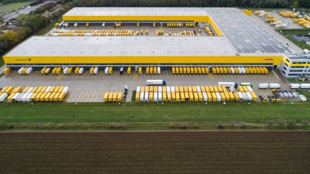 aerial view of dhl/deutsche post distribution hub obertshausen - deutsche post ag package germany occupation imagens e fotografias de stock