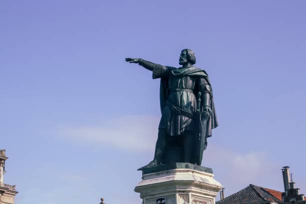 It is a bronze statue located on the Vrijdagmarkt (English: Friday Market) in Ghent.