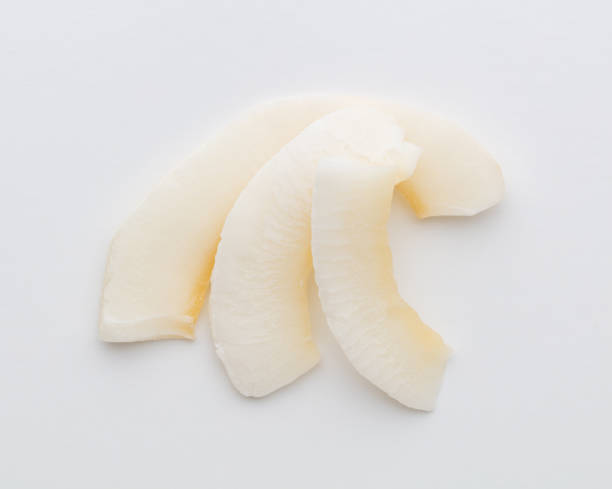 chips de coco aislados sobre fondo blanco. - coconut flakes fotografías e imágenes de stock