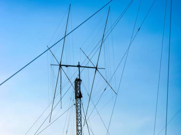 une grande antenne radio amateur contre ciel bleu - radio haute fréquence photos et images de collection