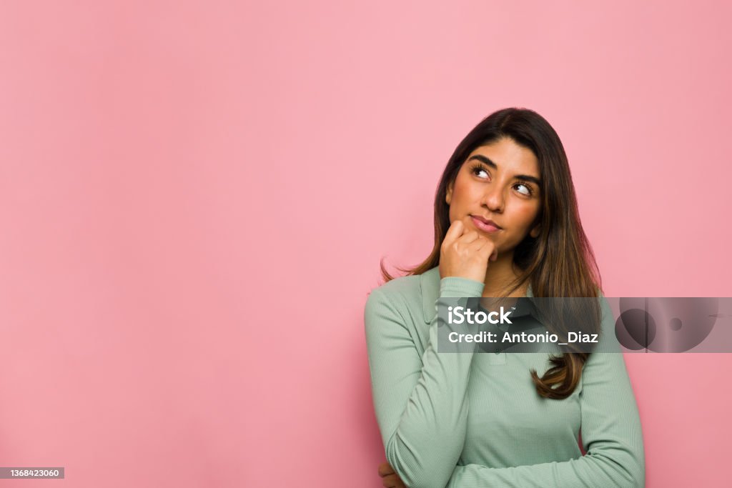 Jeune femme intelligente rêvant - Photo de Contemplation libre de droits Jeune femme intelligente rêvant - Photo de Contemplation libre de droits