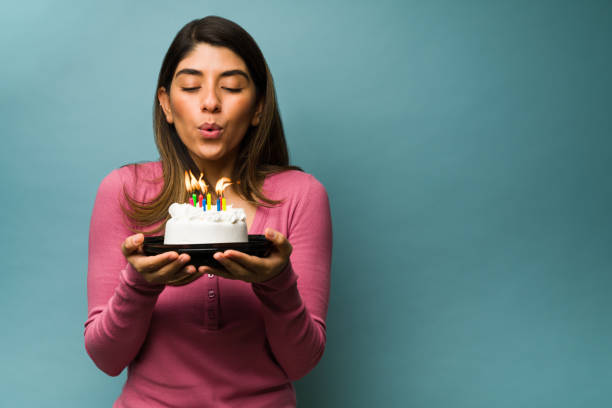 celebrando un cumpleaños divertido - soplar fotografías e imágenes de stock