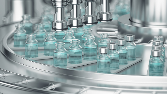Renderizado 3d. Fondo de fabricación farmacéutica con botellas de vidrio con líquido transparente en línea transportadora automática. Plataforma de producción de vacunas de ARNm COVID-19. photo