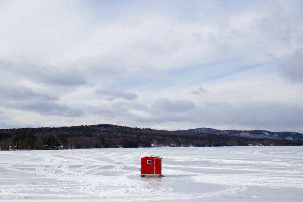 Bob House, New Hampshire A red Bob House sits on a frozen lake central New Hampshire. Ice fishing is a popular winter past time in the colder regions of New England ice fishing stock pictures, royalty-free photos & images