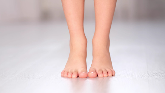 child rolls from heel to toe. Prevention of flat feet in children. Exercises for the legs. Flat feet physical therapy.