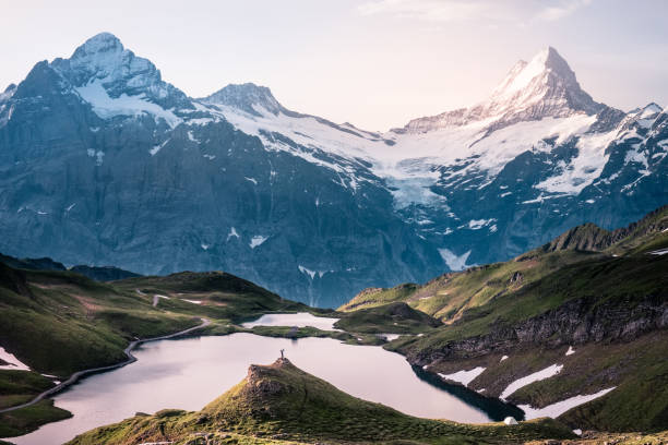 suisse - schreckhorn photos et images de collection