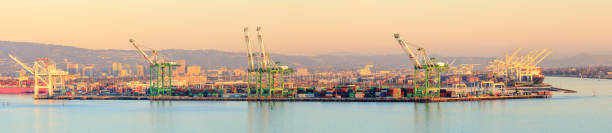 オークランドを背景にオークランド港に沈む夕日。 - oakland california commercial dock harbor california ストックフォトと画像