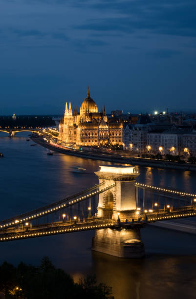 hungary - budapest parliament building chain bridge night imagens e fotografias de stock