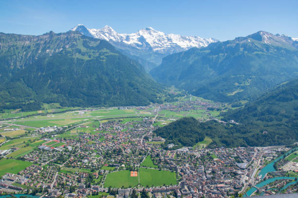 incrível cidade aérea e vista da natureza do topo de interlaken, harder kulm - thun aerial view switzerland tree - fotografias e filmes do acervo