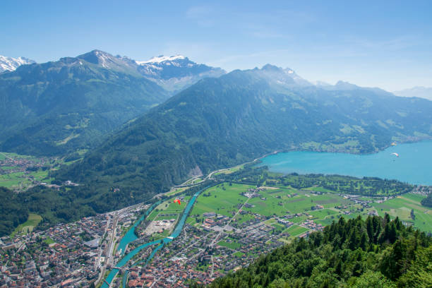 incrível cidade aérea e vista da natureza do topo de interlaken, harder kulm - thun aerial view switzerland tree - fotografias e filmes do acervo