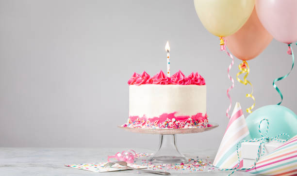 pink birthday cake party - copy space single object confetti nobody imagens e fotografias de stock