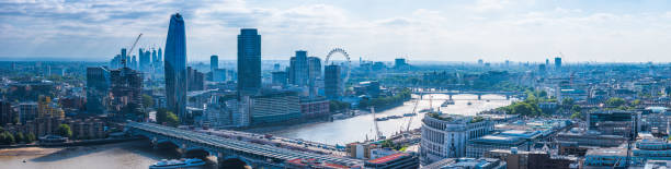 サウスバンク・ホワイトホール川テムズのロンドン空中都市景観パノラマ - london england thames river millennium wheel aerial view ストックフォトと画像