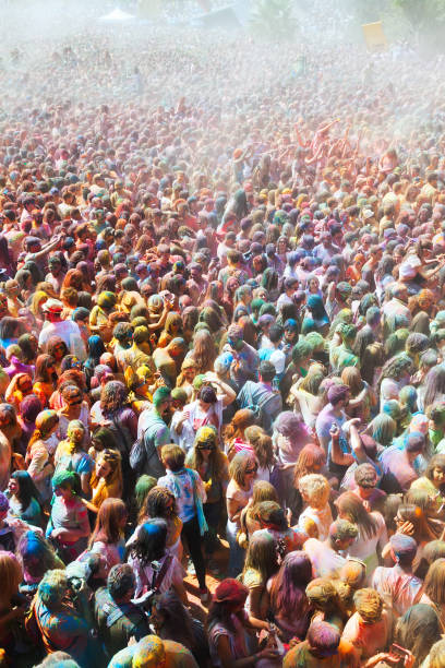 persone al festival dei colori holi barcelona - hindustani foto e immagini stock