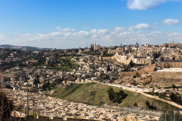 panorama con vistas a la ciudad vieja de jerusalén, incluyendo la cúpula de la roca y el muro de las lamentaciones. tomado del monte de los olivos. - the western wall wall east city fotografías e imágenes de stock