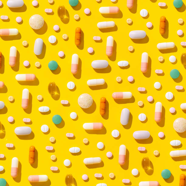 минимальный креативный рисунок из таблеток, лекарств и табличек на современном желтом фоне. понятие здравоохранения и фармацевтической пр - фармацевтической стоковые фото и изображения