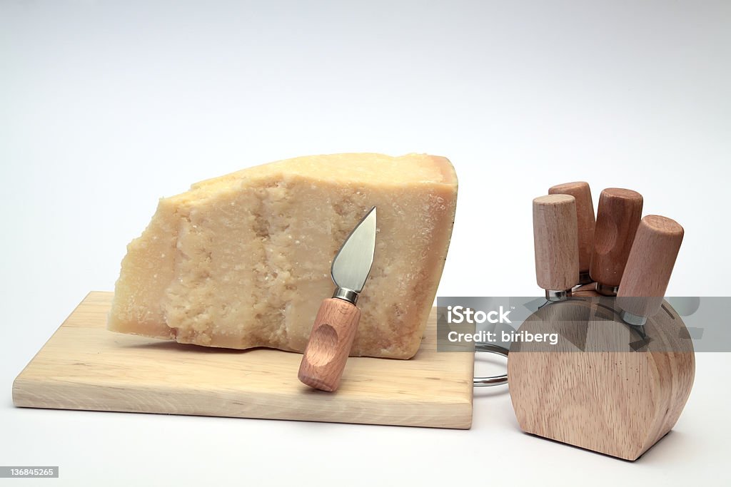 Parmigiano fetta con set di coltelli - Foto stock royalty-free di Attrezzatura