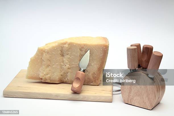 Parmigiano Fetta Con Set Di Coltelli - Fotografie stock e altre immagini di Attrezzatura - Attrezzatura, Attrezzi da lavoro, Bianco