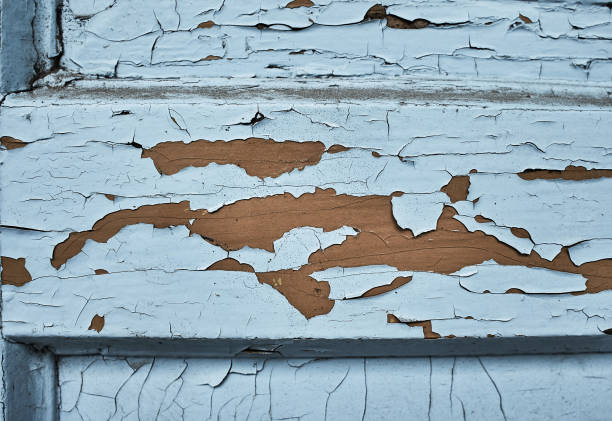 tablones de madera viejos en mal estado con pintura de color agrietado, fondo. azul claro - paint peel peeling white fotografías e imágenes de stock