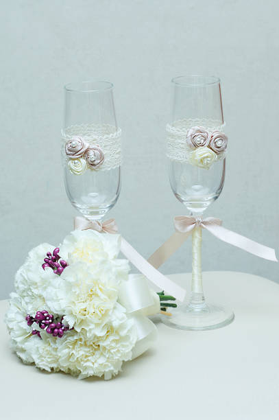 lunettes de mariage décoratives et bouquet de mariée sur table blanche. - champagne wedding pink petal photos et images de collection