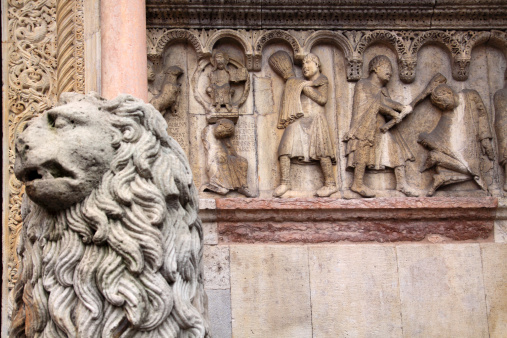 Catedral de módena,: lion estatua y protecciones de Wiligelmus photo