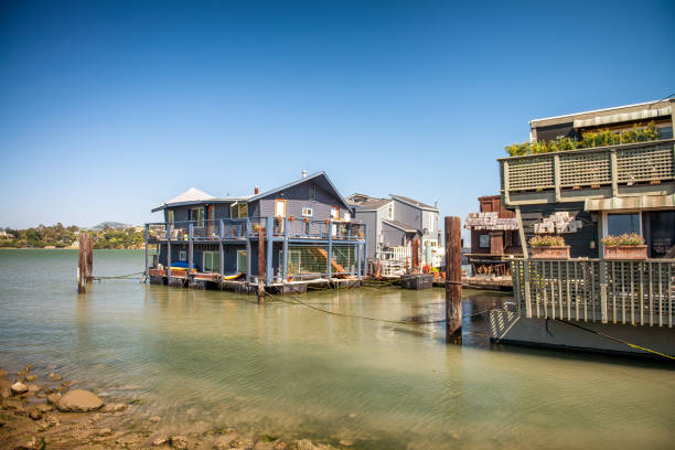 maisons en bois le long de la rivière à sausalito, près de san francisco - californie - sausalito photos et images de collection